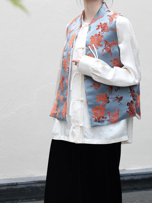 盛唐牡丹 |真丝漳绒立领新中式马甲-冰蓝底-铁锈红纹 商品图1