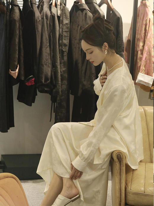 瑕疵 | 盛唐牡丹 |香槟色真丝提花麻花吊带连衣裙[特价品](特殊商品不退不换) 商品图6