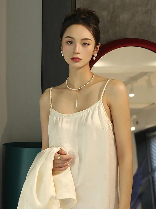 瑕疵 | 盛唐牡丹 |香槟色真丝提花麻花吊带连衣裙[特价品](特殊商品不退不换) 商品图0