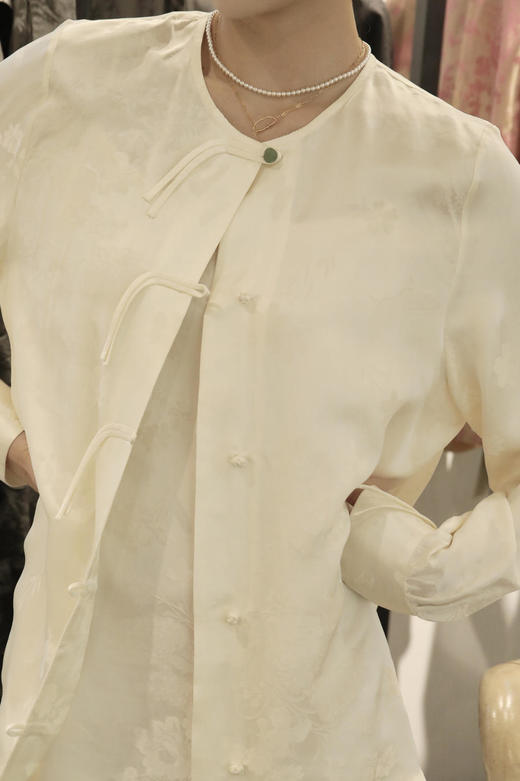 瑕疵|盛唐牡丹 | 时髦玉扣花香引蝶对襟女衬衫[特价品] 商品图4