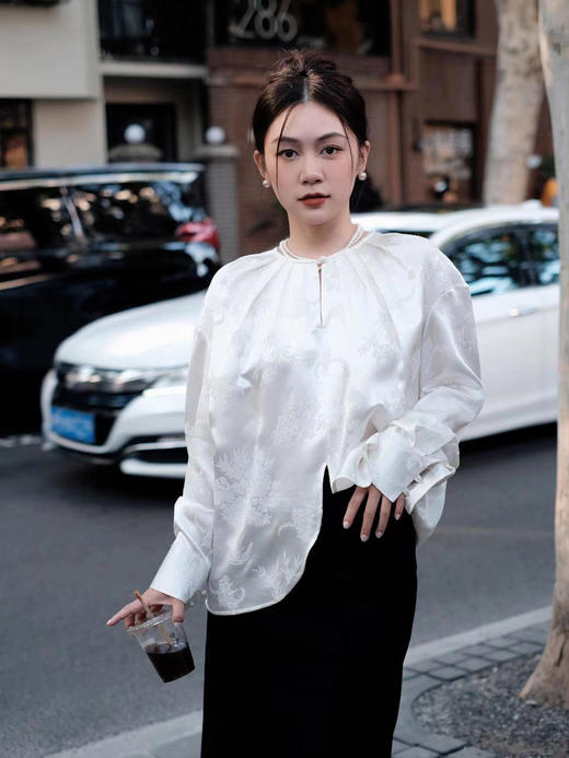 瑕疵|  盛唐牡丹 |真丝压花圆领女上衣-珍珠白 [特价品] 商品图9