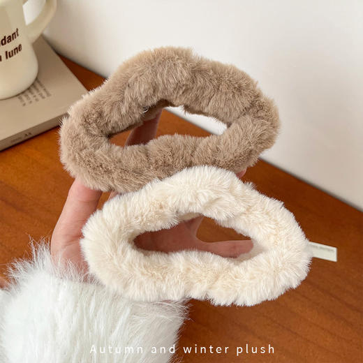 秋冬【云朵毛绒抓夹】百搭仿兔毛发发饰  后脑勺鲨鱼夹发爪  多款可选 商品图2