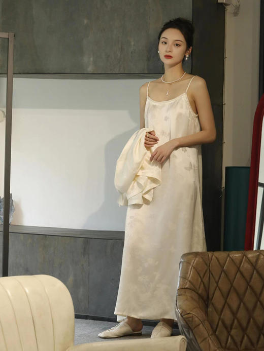 瑕疵 | 盛唐牡丹 |香槟色真丝提花麻花吊带连衣裙[特价品](特殊商品不退不换) 商品图10