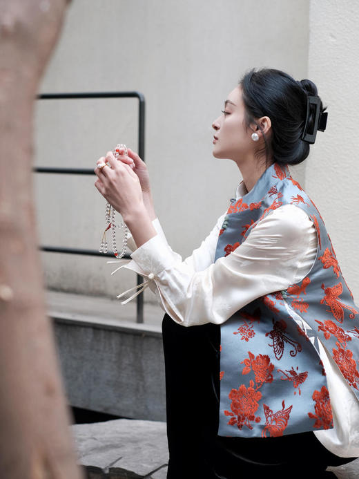 盛唐牡丹 |真丝漳绒立领新中式马甲-冰蓝底-铁锈红纹 商品图10