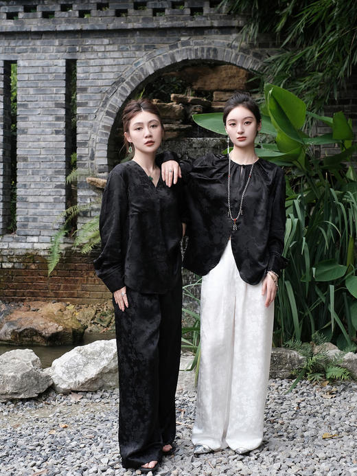 盛唐牡丹 |真丝压花圆领女上衣-黑色 商品图5