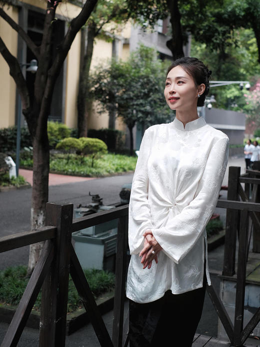 微瑕秒杀|  盛唐牡丹|真丝冠乐绉褶皱款上衣-白色 [特价品](特殊商品不退不换) 商品图6