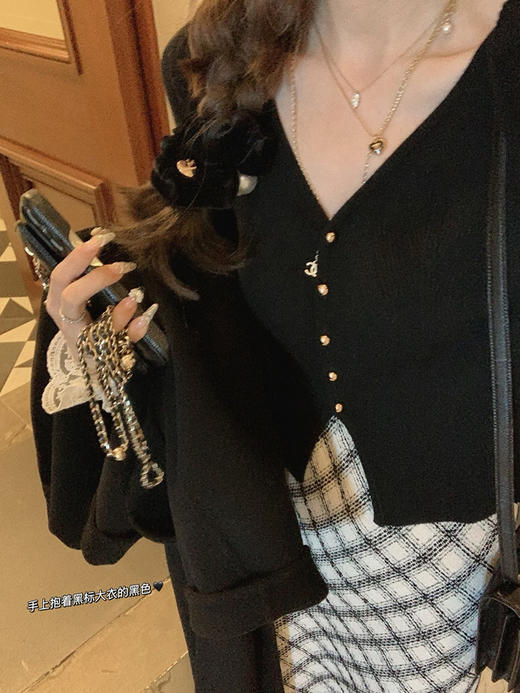 金蘑菇菇 Andiamo维多利亚美术馆 / 复古v领收腰针织开衫格子半裙 商品图1