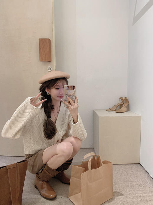 金蘑菇菇 Clos Maggiore北欧情书 / V领宽松麻花毛衣+灯芯绒短裤 商品图0