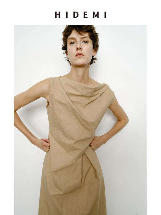 HIDEMI 沙丘色极简不对称雕塑感褶皱特殊工艺纸感立裁连衣裙长裙 商品图6