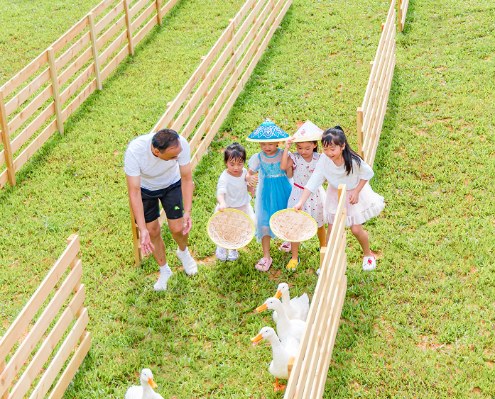 【童享欢乐 家庭房套餐】含每日自助早餐+椰子鸡+亲子礼包+亲子旅拍+多项亲子项目+机场穿梭巴士接送机