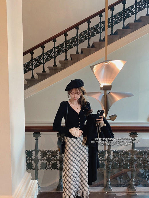 金蘑菇菇 Andiamo维多利亚美术馆 / 复古v领收腰针织开衫格子半裙 商品图0