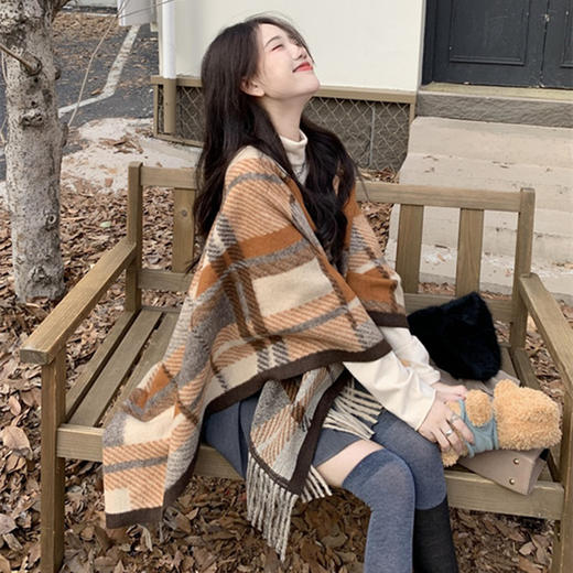 ZW0191 2023春秋新款女士针织衫披肩外套女装格纹设计感流苏针织斗篷 商品图2