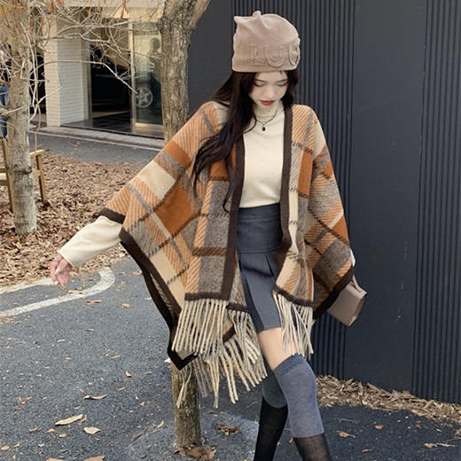 ZW0191 2023春秋新款女士针织衫披肩外套女装格纹设计感流苏针织斗篷 商品图0