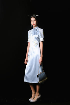 荷言HEYEN含疏手推绣拼接手工旗袍高级定制时装周大秀