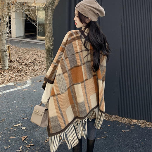 ZW0191 2023春秋新款女士针织衫披肩外套女装格纹设计感流苏针织斗篷 商品图1