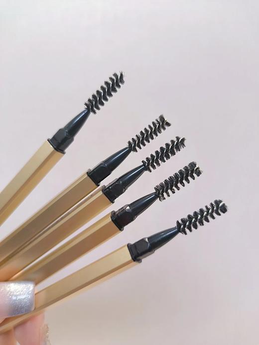 【健美创研】小金条眉笔 12.9𝙧𝙢𝙗/任选❸支 轻松打造毛流感✔️初学者、手残党福利✅0.5mm纤细三角笔芯，根根着色！✅自动旋转出芯，不易断，解放懒人削笔烦恼✅高密度旋转刷头，软硬适中 商品图3