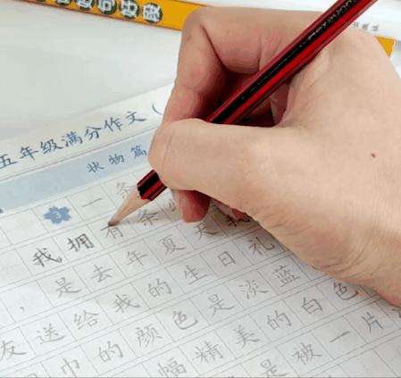 详情 🌈3本8.8元薅【满分作文练字帖】抖in价19.9销量3W+💯规范练字还能提高作文，积累佳句，一物多用！ 💯练字神器，写人写景写事写物3本一起❗❗简直不能太划算了！ 商品图3