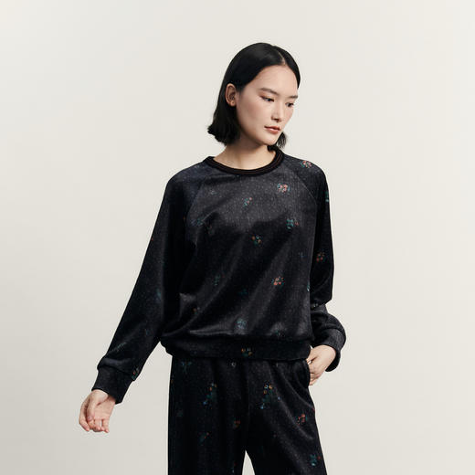 谜底圆领套头卫衣女2023冬季新款复古主题印花宽松上衣234MV1542 商品图1