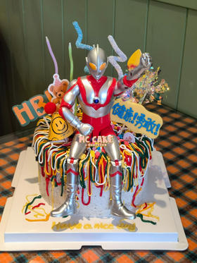 奥特曼坐姿彩色ins风蛋糕（表面为奥利奥咸奶油）