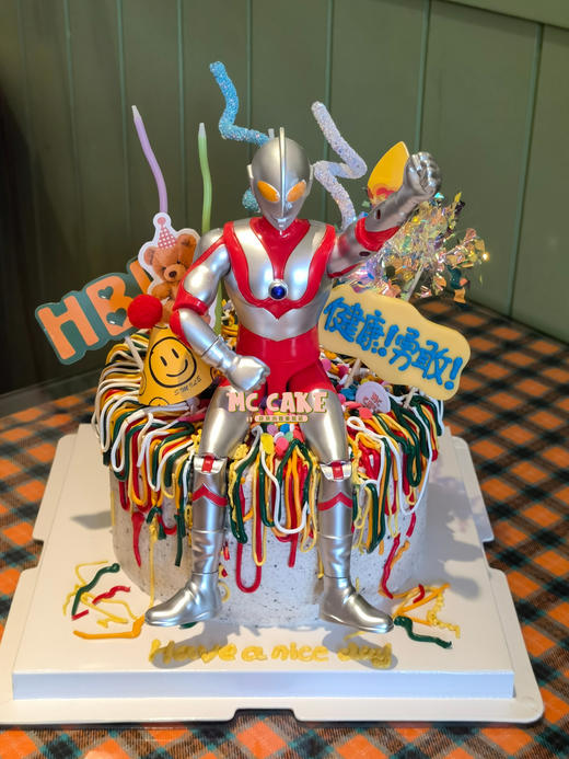 奥特曼坐姿彩色ins风蛋糕（表面为奥利奥咸奶油） 商品图0