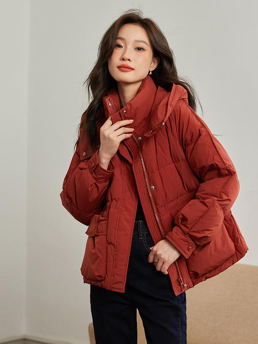 【年货节】熙世界立领连帽羽绒服女短款2025冬季新款白鸭绒收腰显瘦红色外套 商品图5