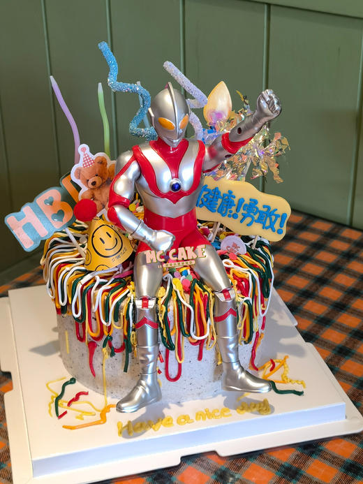 奥特曼坐姿彩色ins风蛋糕（表面为奥利奥咸奶油） 商品图1