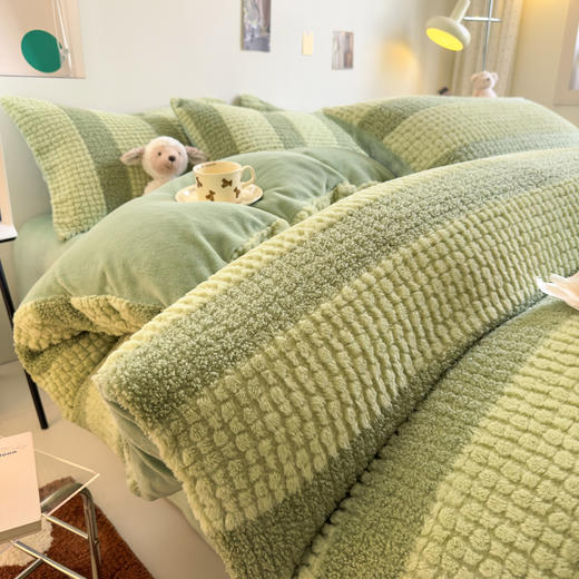 新款月亮绒提花四件套 商品图0