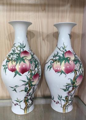 雍正粉彩八桃橄榄瓶