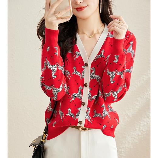 唤醒春季活力 跳跃斑马提花 随性美好V领 针织开衫女MLZY35315 商品图4