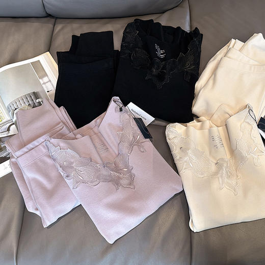 【保暖也要美】断码特价！柜上1099！爱mu甜美蕾丝刺绣V领柔暖内衣套装女 双面磨毛保暖发热棉质亲肤家居服 商品图9