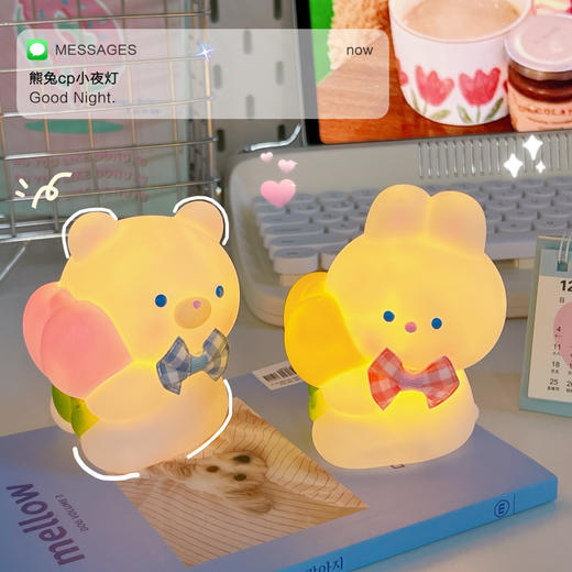 【黑夜有我陪你！让你轻松入梦】床头小夜灯甜美萌趣护眼睡觉灯，电池款呆萌蜜桃小熊台灯，微笑陪伴你入眠。方便携带 灯光柔和明亮，温暖又甜蜜 伴随你进入梦乡-QQ 商品图2