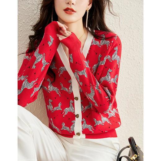 唤醒春季活力 跳跃斑马提花 随性美好V领 针织开衫女MLZY35315 商品图0