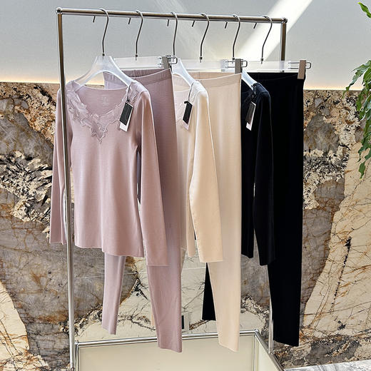 【保暖也要美】断码特价！柜上1099！爱mu甜美蕾丝刺绣V领柔暖内衣套装女 双面磨毛保暖发热棉质亲肤家居服 商品图10