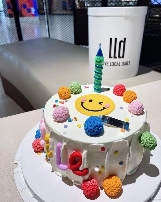 INS复古 微笑存档（装饰用的彩色翻糖球不可食用且里面插竹签支撑，4英寸装饰纸蜡烛，其他尺寸蜡烛颜色随机） · 奶油蛋糕 商品图3