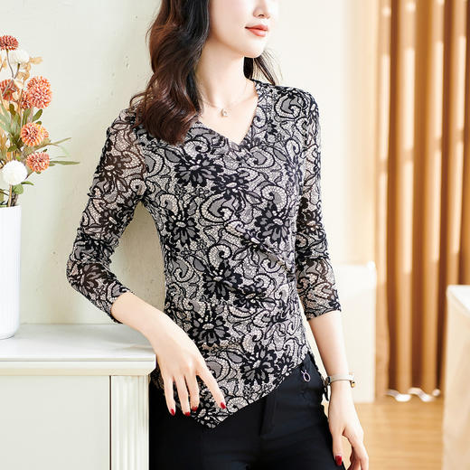 KQL E001M6793新款V领网纱印花套头T恤内搭外穿打底衫 商品图1