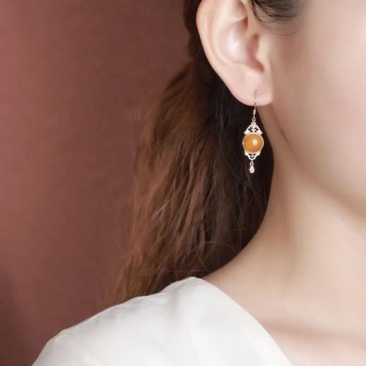 S925纯银镀金，复古蜜蜡如意镂空圆形耳钩CW-EG01753 商品图3