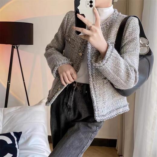 【优雅华贵，魅力尽显】追逐法式风情，独尊经典韵致。羊毛高端流苏外套，蓝灰色粗花呢尽显自然典雅。2023秋款，将引领时尚风潮。仅限今日，惊艳登场！ 商品图2