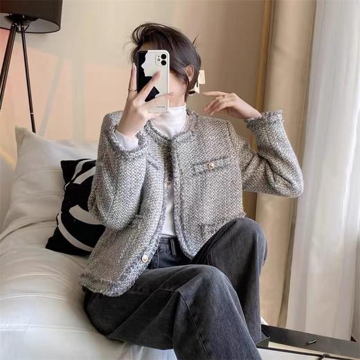 【优雅华贵，魅力尽显】追逐法式风情，独尊经典韵致。羊毛高端流苏外套，蓝灰色粗花呢尽显自然典雅。2023秋款，将引领时尚风潮。仅限今日，惊艳登场！ 商品图3