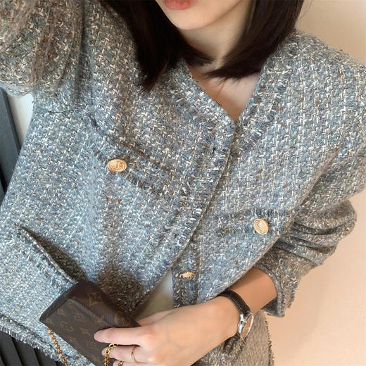 【优雅华贵，魅力尽显】追逐法式风情，独尊经典韵致。羊毛高端流苏外套，蓝灰色粗花呢尽显自然典雅。2023秋款，将引领时尚风潮。仅限今日，惊艳登场！ 商品图1