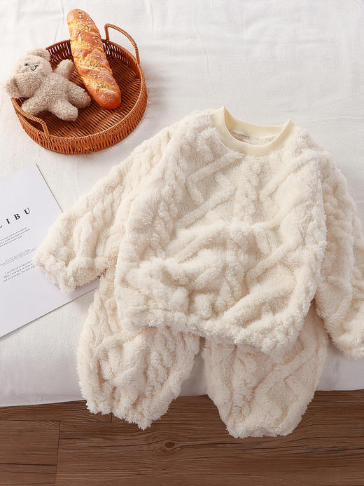 【火火兔福利款】【宽松舒适！儿童法兰绒套装】女宝家居服二件套新款毛茸茸软糯提花宽松圆领，提花图案闪耀可爱，舒适时尚，宽松圆领自在呼吸。ry 商品图0