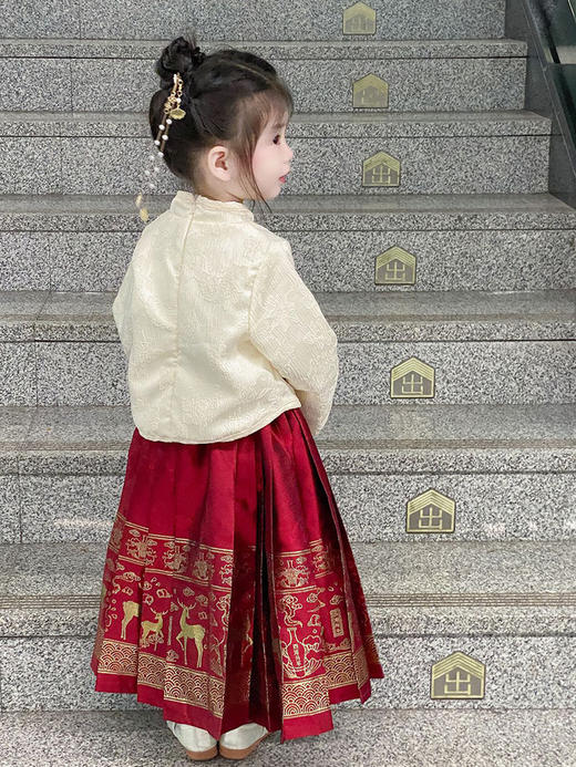 【女童马面裙套装！汉服时尚新美学】秋冬长袖儿童汉服国风，改良唐装女宝宝古装裙子，马面图案在纯净白色中流转，传承经典又融入时尚元素，儿童汉服的复古气息和仙女般的飘逸 商品图4