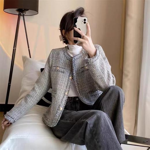 【优雅华贵，魅力尽显】追逐法式风情，独尊经典韵致。羊毛高端流苏外套，蓝灰色粗花呢尽显自然典雅。2023秋款，将引领时尚风潮。仅限今日，惊艳登场！ 商品图4