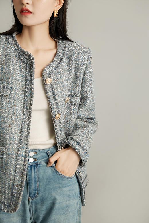 【优雅华贵，魅力尽显】追逐法式风情，独尊经典韵致。羊毛高端流苏外套，蓝灰色粗花呢尽显自然典雅。2023秋款，将引领时尚风潮。仅限今日，惊艳登场！ 商品图5