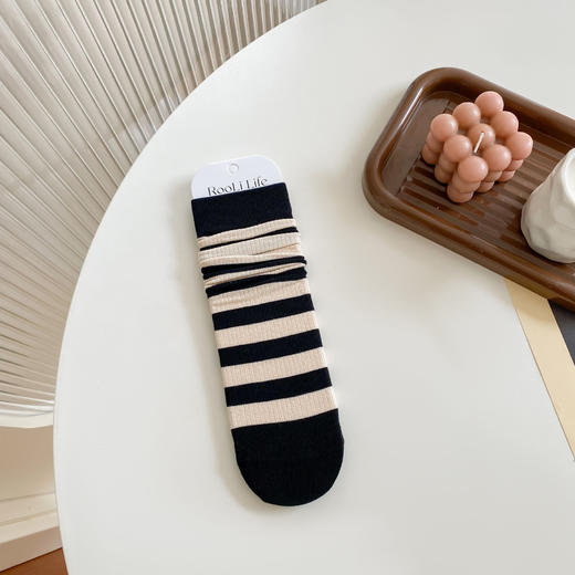 【29.9/任选三件！精梳棉条纹袜】秋冬季吸汗袜子女，日系横条中筒袜学院风一体机无骨堆堆袜，无骨设计，呵护你的双足。吸汗透气，让你始终保持清爽lm 商品图4