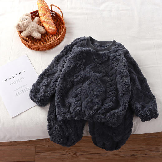 【火火兔福利款】【宽松舒适！儿童法兰绒套装】女宝家居服二件套新款毛茸茸软糯提花宽松圆领，提花图案闪耀可爱，舒适时尚，宽松圆领自在呼吸。ry 商品图3