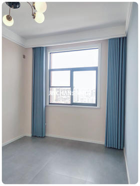 爱住了，蓝色系背景墙的窗帘搭配