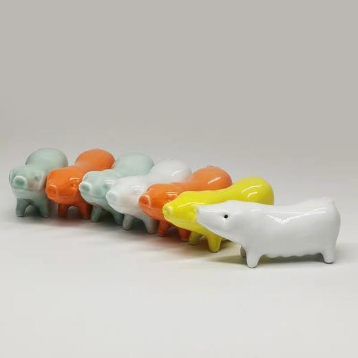 不仁斋新款 薛继业 陶瓷雕塑 小瓷猪 戒指架笔架架镇纸茶宠 商品图0