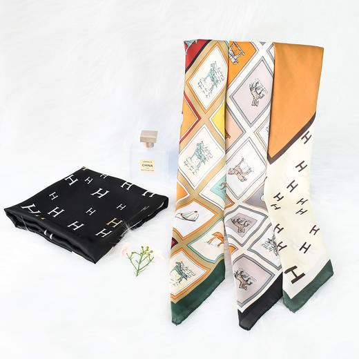 「数款可选！方寸丝巾」复古马车四叶草方巾丝巾 女防晒沙滩ins丝巾领巾配饰 商品图3