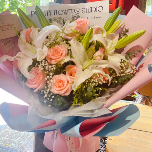 【甜蜜祝福】香水百合10朵➕粉玫瑰11朵➕满天星，时尚精品大花束 商品图0