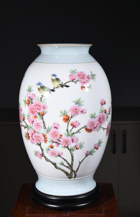 水点桃花春讯赏瓶